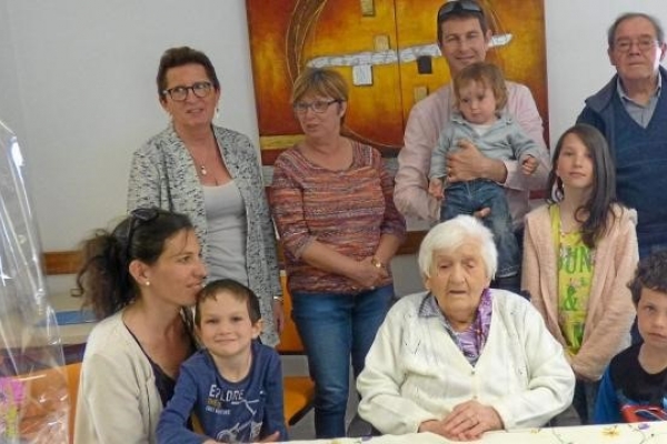 08/04/17 OUEST-FRANCE - Hélène Le Nel, la doyenne, a fêté ses 106 ans 